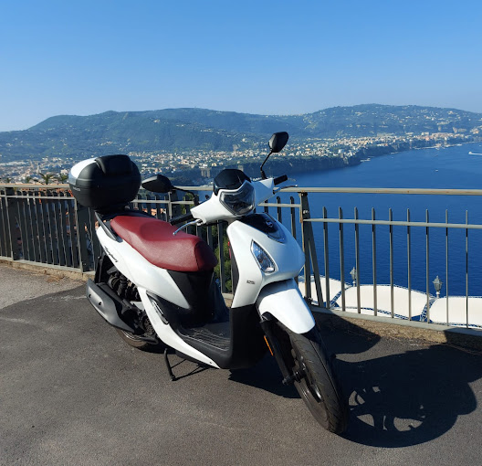 Noleggio scooter per visitare la Costiera Amalfitana a Vico Equense